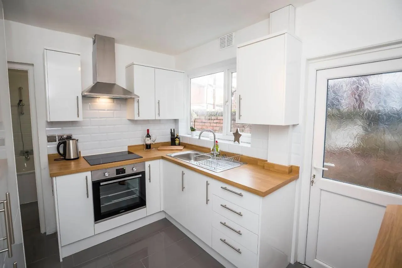 Holiday home Spacious, Modern 4 Bed House Close To City Centre Chester United Kingdom