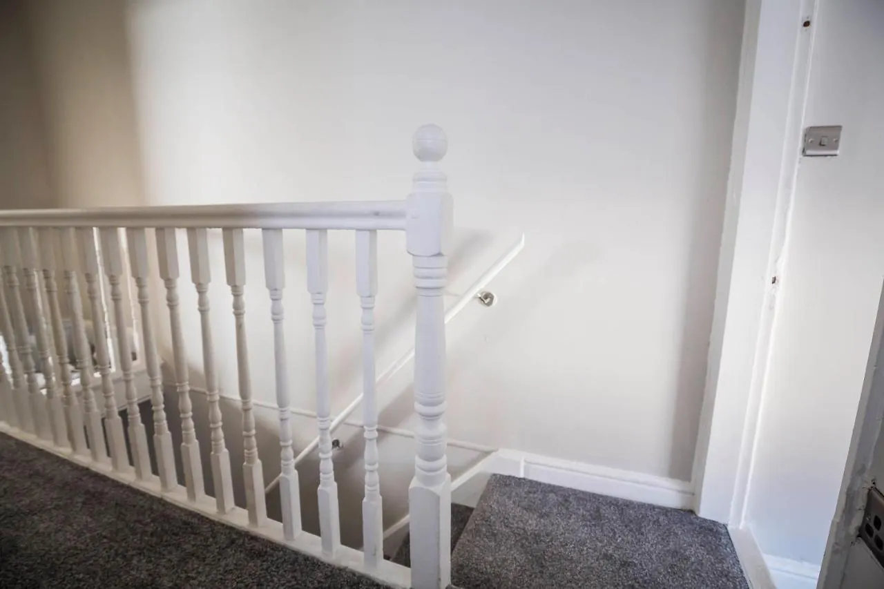 Spacious, Modern 4 Bed House Close To City Centre Chester