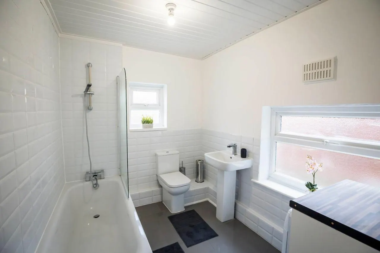 Spacious, Modern 4 Bed House Close To City Centre Chester 0*,