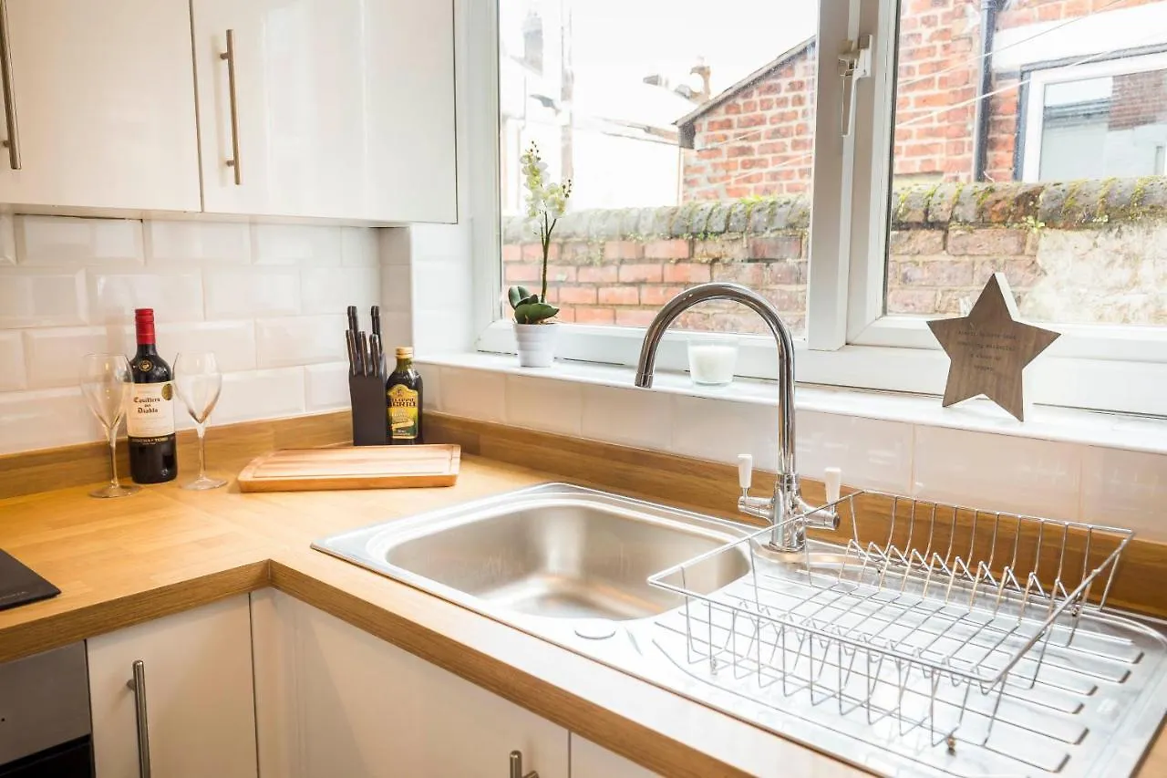 Spacious, Modern 4 Bed House Close To City Centre Chester