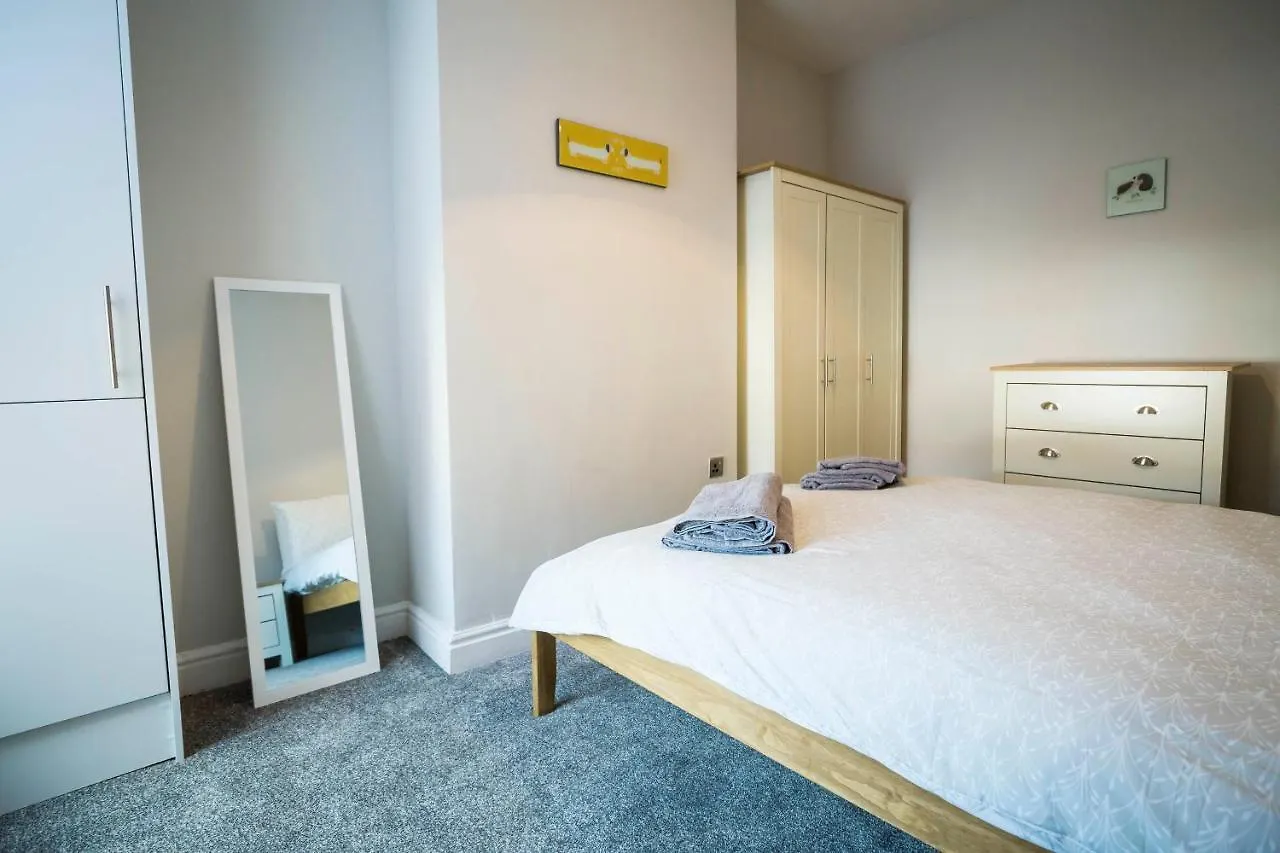Spacious, Modern 4 Bed House Close To City Centre Chester